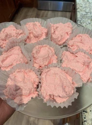 Keto Strawberry Cheesecake Fat Bombs