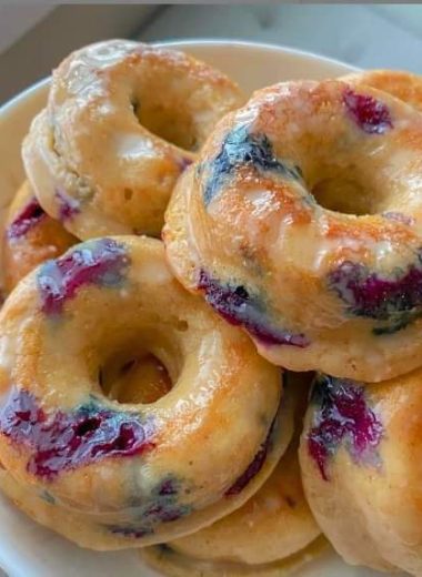 Keto blueberry dounts